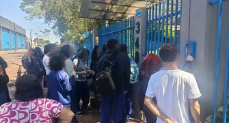 Alunos protestam contra câmeras ‘espiãs’ em banheiro de colégio