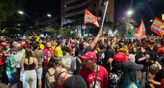 Apoiadores comemoram vitória de Lula em Londrina