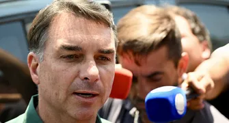 Às vésperas de votação, Flávio Bolsonaro recua e declara apoio ao fim da escala 6x1