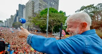 Ato pela reeleição de Lula leva milhares à Avenida Paulista