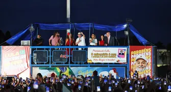 'Ato vergonhoso', diz Lula sobre fuga de Flávio Bolsonaro