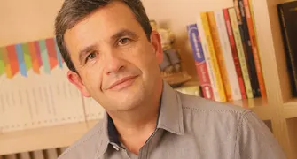 Autor paranaense lança livro de crônicas em Londrina