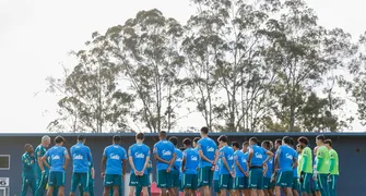 Brasil volta a campo após a Copa em duelo com a Austrália