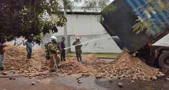 Caminhões carregados com madeira pegam fogo em armazém de pallets em Londrina