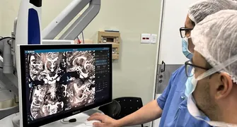 Cirurgia de estimulação cerebral profunda auxilia no tratamento de Parkinson