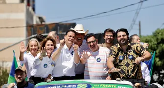 Comitiva de Sandro Alex e aliados percorre ruas de Londrina