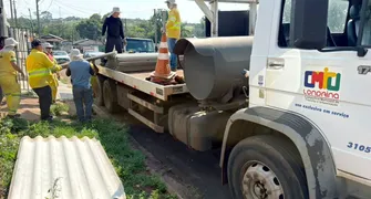 Defesa Civil de Londrina distribui telhas para moradores afetados pelo temporal