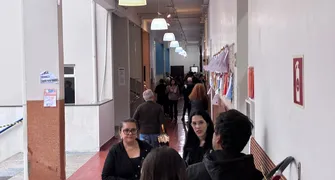 Eleitores em Londrina não abrem mão do voto pela manhã mesmo com chuva
