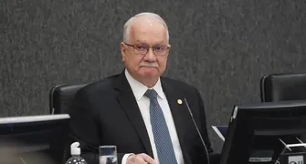 Fachin aguarda explicações de ministros para decidir sobre crise