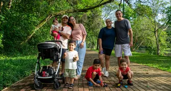 Famílias aproveitam o feriado do Dia das Crianças no Parque Arthur Thomas
