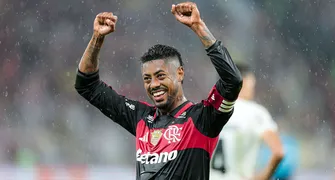 Flamengo derrota Corinthians e retoma liderança do Brasileirão