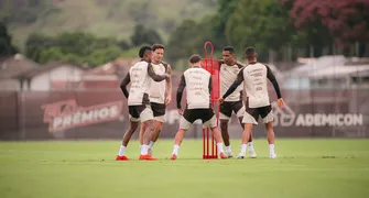 Flamengo encara o Vasco para defender a liderança do Brasileirão