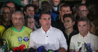 Flávio Bolsonaro cruza fronteira argentina e segue para o Equador