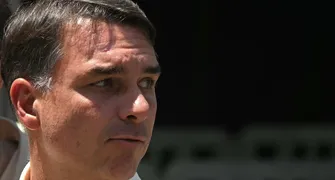 Moraes manda Flávio entregar passaporte e o proíbe de deixar o país