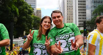 Flávio Bolsonaro participa de manifestação na Paulista