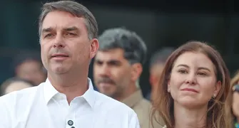 Flávio Bolsonaro participa de missa na Catedral de Brasília