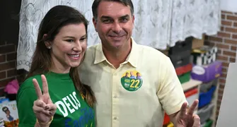 Flávio Bolsonaro vota e promete 'libertar o povo brasileiro'