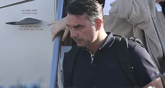 Fuga e carta golpista ampliam isolamento de Flávio Bolsonaro