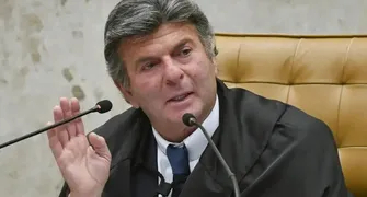 Fux suspende decisão de Dino que restabelecia posts de Nossa Senhora