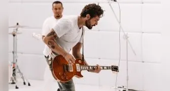 Gustavo Mioto lança álbum inquieto