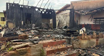 Incêndio destrói casa de madeira construída em 1940 na Vila Casoni