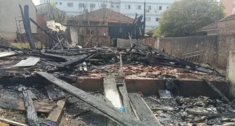 Incêndio destrói casa de madeira e ameaça imóveis na Vila Brasil