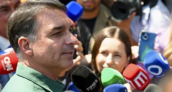 Jair Bolsonaro está "muito alegre" com as eleições, diz Flávio