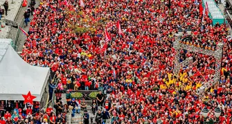 Lula sobe o tom contra Flávio Bolsonaro e reúne 20 mil apoiadores em Curitiba
