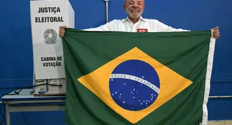 Lula vira sobre Flávio Bolsonaro e é reeleito para quarto mandato
