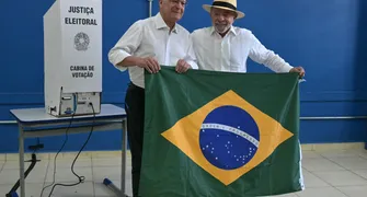 Lula vota e diz que Brasil escolhe entre a democracia e a 'barbárie'
