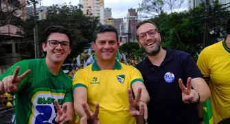 Manifestação pró-Flávio Bolsonaro leva militantes da JK ao Lago Igapó