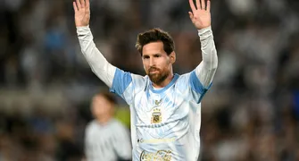 Messi se despede da Argentina com duas assistências e um gol