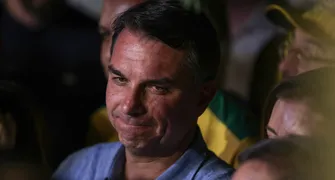 Moraes autoriza Flávio Bolsonaro a visitar o pai, preso em casa