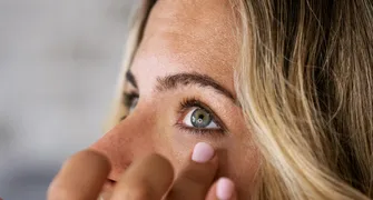 Olheiras nem sempre são consequência de cansaço e falta de sono