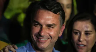 Onda conservadora faz Flávio Bolsonaro se impor sobre Lula