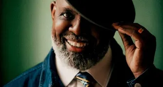 Péricles lança o álbum 'Camuflagem'