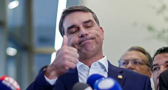 PF investiga Flávio Bolsonaro por suspeitas de corrupção e lavagem de dinheiro