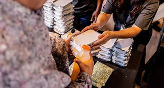 PL que proíbe doação de alimentos nas ruas pode ter mudanças