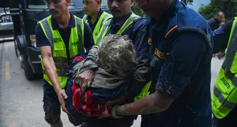 Enchentes entre Nepal e China deixam 160 mortos