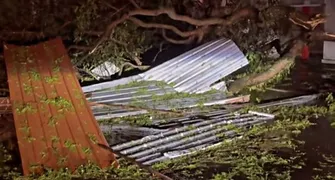 Rajadas de vento de 124 km/h causam estragos em Apucarana