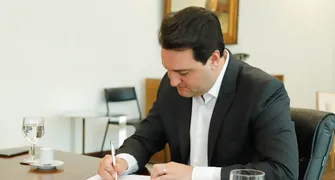 Ratinho Junior assina decreto com regras da transição para governador eleito Sergio Moro