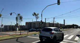 Semáforo com botoeira para pedestres é instalado na Avenida dos Pioneiros