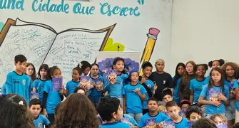 "Sonhadores' autografam coletânea de cartas em Londrina