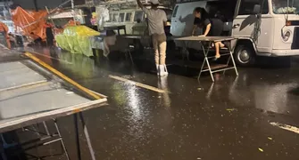 Temporal assusta feirantes e derruba barracas em Londrina
