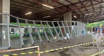 Temporal derruba estrutura de vidro na Rodoviária de Londrina