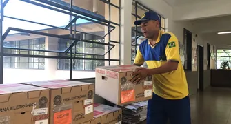 Urnas eletrônicas são entregues nos locais de votação em Londrina e Tamarana