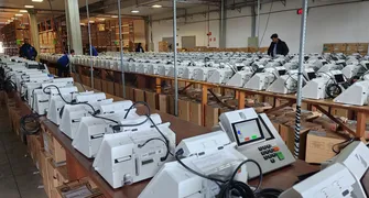 Urnas recebem dados e começam a ser lacradas no Paraná
