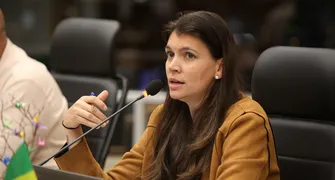 Vereadora tenta evitar arquivamento de PL sobre roupas em escolas