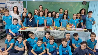 Numa oficina de salada de frutas os alunos conheceram melhor o sabor de algumas espécies que pesquisaram