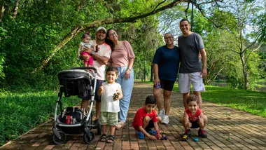 À direita o casal David e Roseane, com os filhos Dom e Noah, que passearam acompanhados dos de Diogo, Michele e os filhos deles, Arthur e Cecília